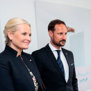 The Crown Prince and Crown Princess visit "Child Line". Gabija Luneviciute and Agne Stankeviciute told them about the important work they do, providing a help line to children. Photo: Lise Åserud, NTB scanpix